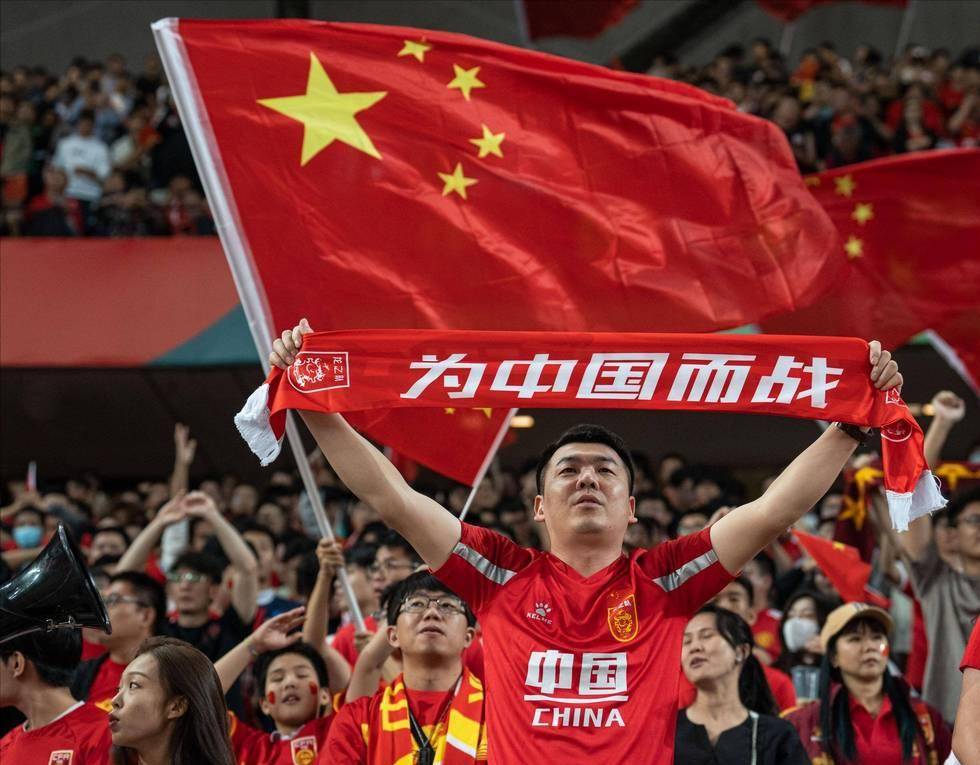 足球世界杯倒计时100天，全球球迷热情高涨