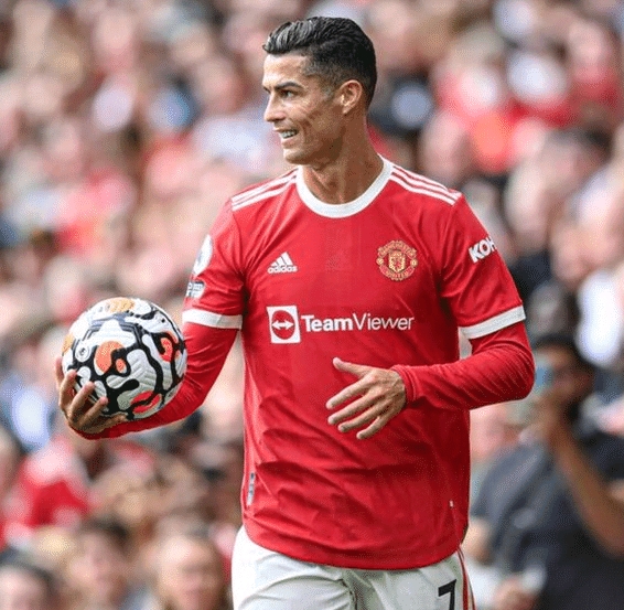 斯卡洛尼戴白手套递交世界杯，因凡蒂诺为仪式错误公开道歉