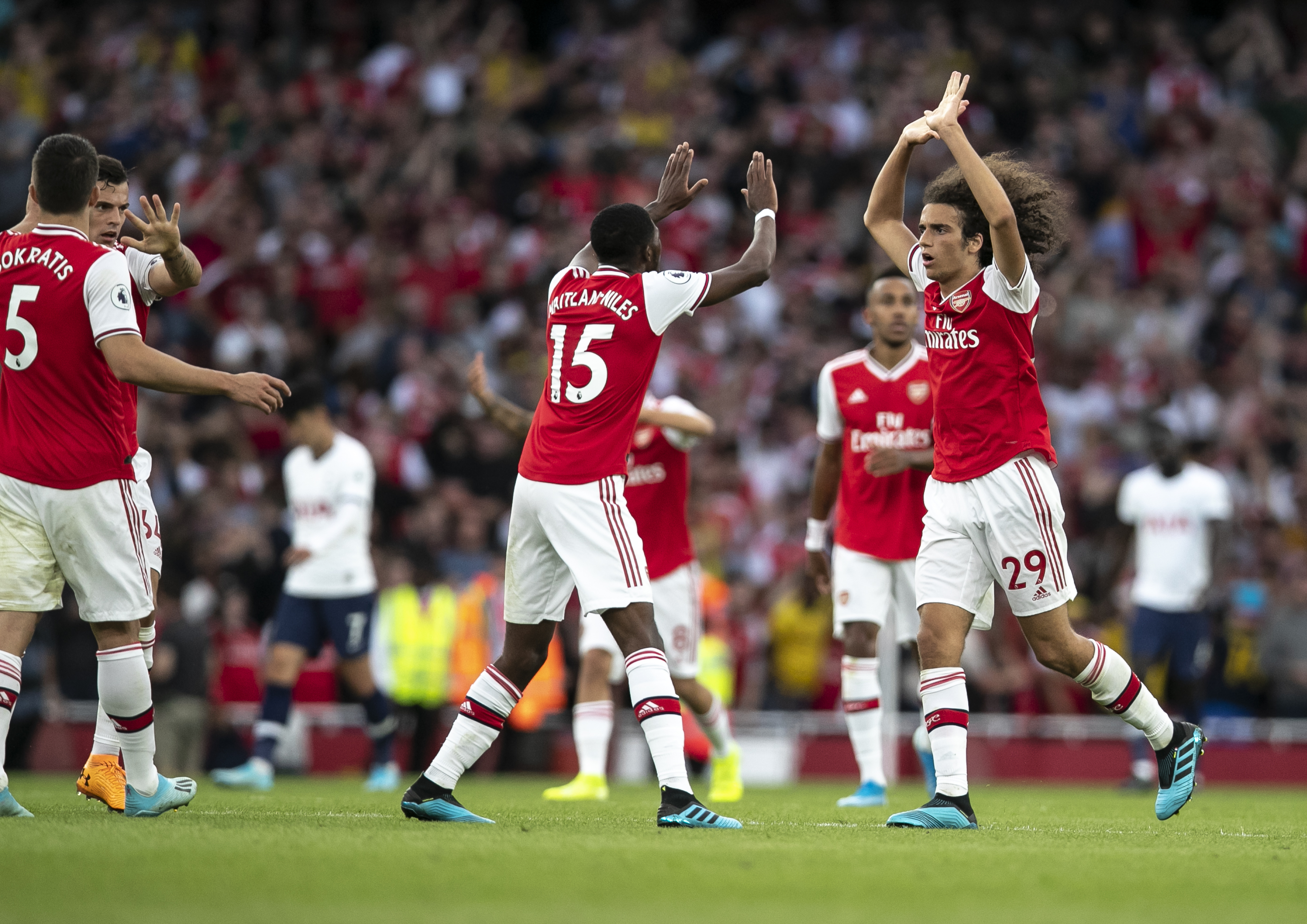 佛罗伦萨连续8场不胜，赛后哲科拿着扩音器与球迷沟通