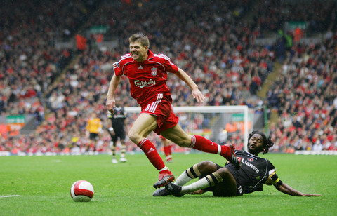 反对家暴，克雷莫内塞球衣背后印的是与球员关系密切女性名字