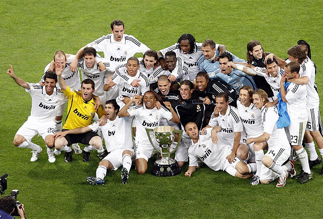 超高人气，一印度女球迷接机时手举标语：梅西，拯救印度足球（人气爆棚，印度女球迷机场举牌呼喊：梅西，请拯救印度足球）